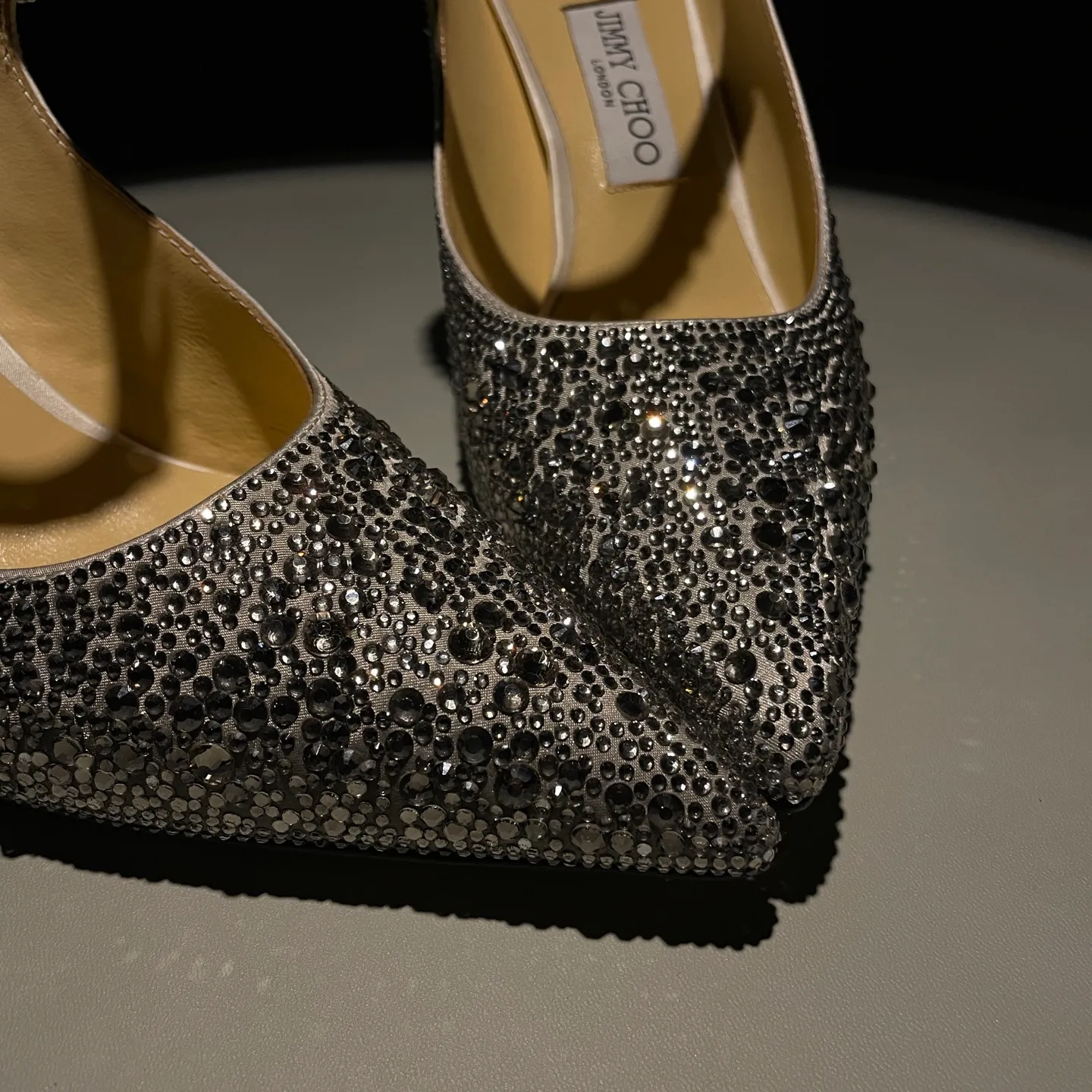 💕💕Factory direct selling price p680💕💕Jimmy Choo/Jimmy Choo classic diamond chain, pointed toe high-heeled slippers, crystal slippers, superb crystal slippers, so beautiful that you can’t take your eyes away. The shape of the shoes is very delicate, not too narrow and long, and the internal space is enough to allow the toes to relax enough. The rhinestones outline a charming arc on the instep, which is simply beautiful. It has a 360-degree surrounding fairy atmosphere, gorgeous but not exaggerated! ! The fabric is made of original customized material. The lining and toes are made of imported sheepskin. Customized A-grade Italian cowhide genuine leather sole. Heel height: 6.5cm 8.5cm Size: 35-39 (34/40/41/42/43 customized)